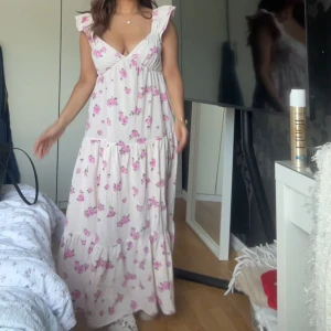 Ljusblommig långklänning med volang - Superfin klänning från bikbok, uppsydd för mig som är ca 160cm, superfint skick ☺️