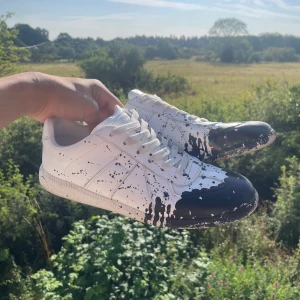 Rare margiela gats färgstänk - (🐼)Unika maison margiela gats med färgstänk som knappt går att få tag i nya. Dom här är i väldigt bra skick och box och dustbags finns med. Nypris går på ish 7000kr. Perfekta för alla outfits och skolstarten nu i höst! Hör av er vid några frågor! Kan sänka pris om köpet går snabbt. 