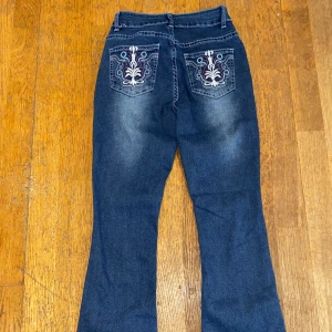 Blå bootcut jeans från SHEIN XXS - Snygga blå bootcut jeans från SHEIN i storlek XXS Petite. Jeansen har broderade bakfickor med coolt mönster och klassisk femficksdesign. Tillverkade i stretchig denim för skön passform och markerad utsvängd benvidd. Knappt använda och i fint skick. Pris går att diskutera!🙌🏻🙌🏻 Skickas helst med PostNord. 