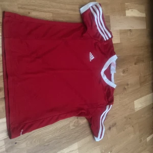 Röd Adidas fotbollströja - Jätte fin har inte använt den .ligger i Vetlanda 