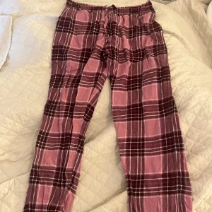 Pyjamasbyxor  - Säljer dessa lila pyjamasbyxor ifrån Cubus. Knappt använda så de är i nyskick🥰perfekta till hösten🍁 skriv om ni vill ha fler bilder!