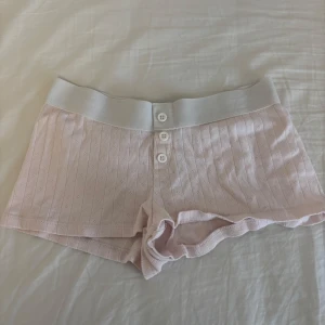 Gina Tricot shorts - rosa pyjamas shorts från gina tricot, mycket mjuka och bekväma, i storlek 158/164 men passar mig som har S perfekt💕