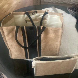 Beige shoppingväska med svart rand - Har inte använt bara en gång 