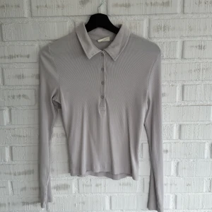 Ljusgrå ribbad pikétröja - Långärmad tröja från ginatricot, storlek M. Väldigt sparsamt använd😊