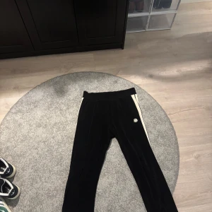 Svarta mjukisbyxor från Moncler - Säljer ett par mjukisbyxor av moncler x palm angels i storlek L. Byxorna är i bra skick, kan gå ner i pris vid snabb affär