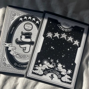 2 st Stray kids album 5 star A ver och C ver - Det finns inga PhotoKort med utan bara photobok och cd och själva albumet💞(man får allt som är med på bilderna