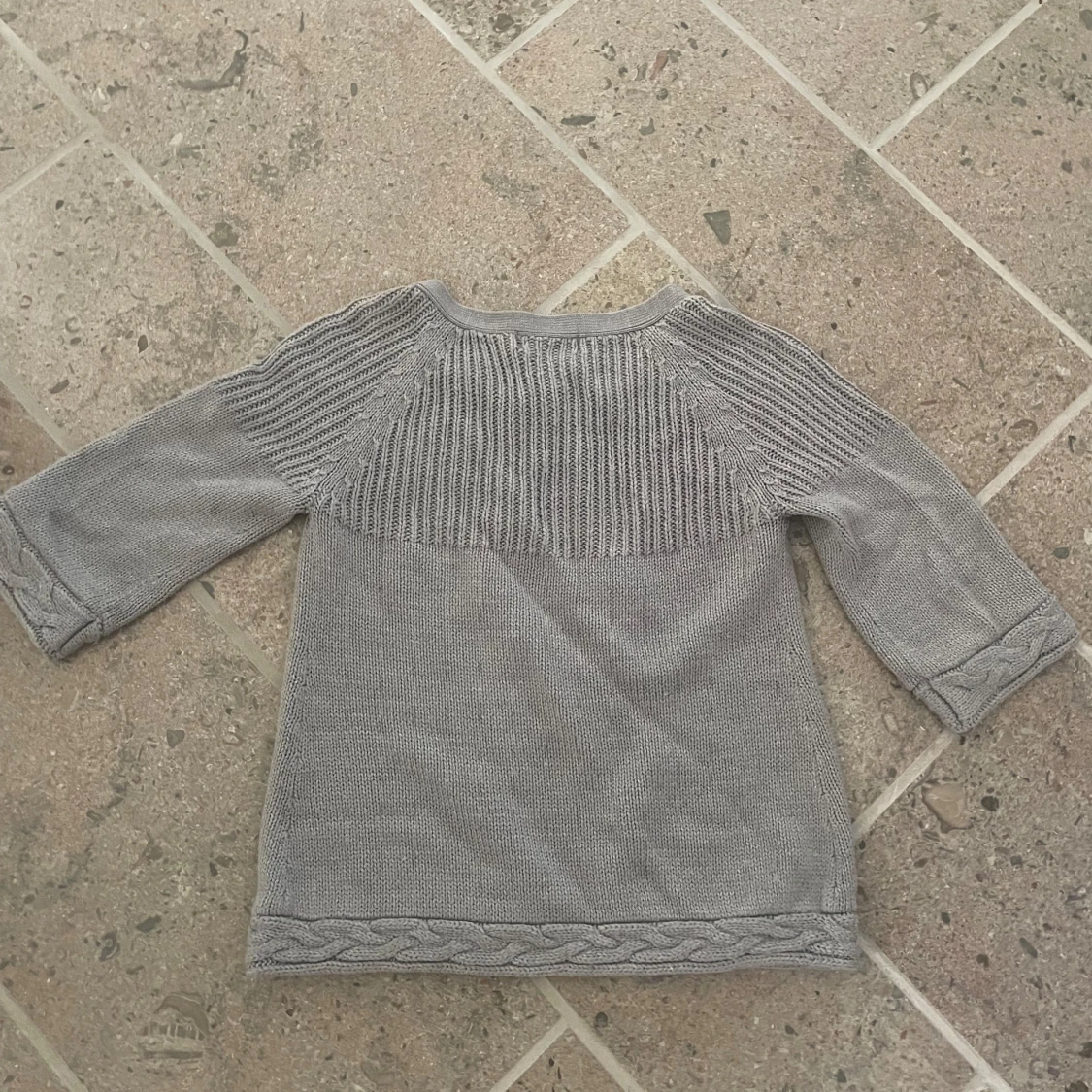 Grå kofta med trekvartsärmar - 1