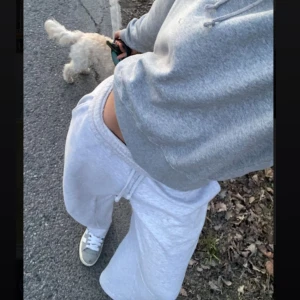 Gråa zara collegebyxor  - Säljer ett par ljusgrå mjukisbyxor med bred passform och dragsko i midjan. Byxorna har elastisk midja, raka ben och är tillverkade i mjukt bomullsmaterial. Perfekta för chill dagar eller när du vill vara extra bekväm.