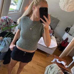 Grön stickad topp - Säljer en grön stickad croppad topp från ZARA med korta ärmar och rund hals. Toppen har ett luftigt, hålstickat mönster. I storlek L, men skulle säga mer S