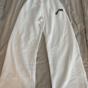 Mjukisbyxor  - Vida mjukisbyxor från ASOS, endast använd en gång