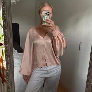 Blus med puff ärmar - Jättefin och glamorös blus med unika ärmar och ett glansigt material. Den är ifrån Gina Tricot i storlek 36 och passar fint på mig som vanligtvis bär storlek 36. Den passar så bra till fina middagar men även festligheter. 