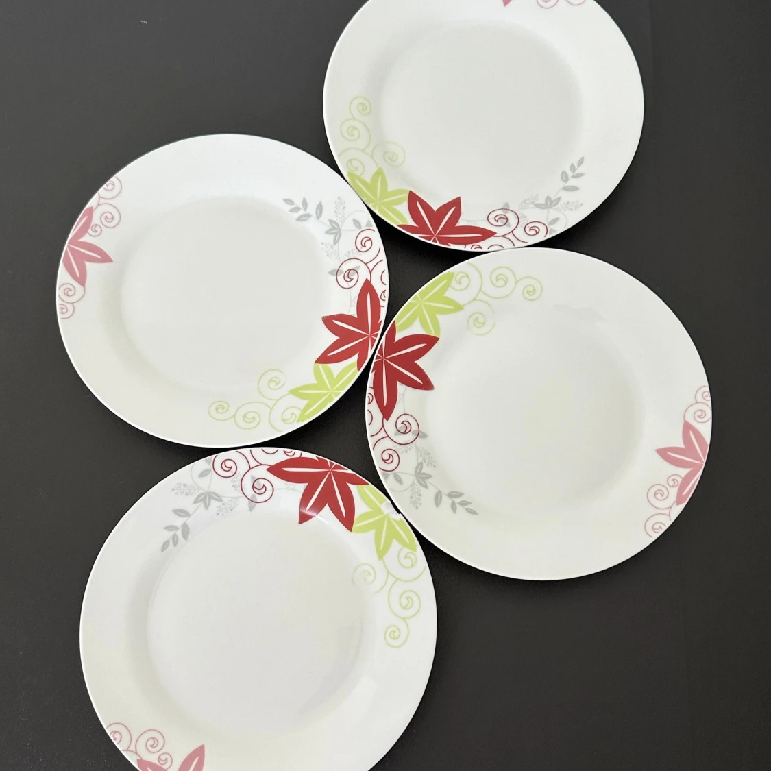 4-pack blommiga tallrikar