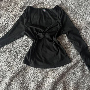 Svart ribbad topp från Romwe - Svart långärmad topp från Romwe i ribbat material. Använd endast en gång.