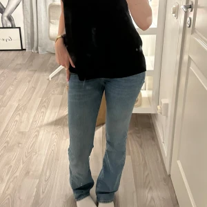 LTB jeans - Säljer mina superfina LTB jeans i modellen Valerie, köpte de för ca ett år sedan men nu har de tyvärr blivigt för små. De är i fint skick, enda defekten är en blekt fläck på högra bakficka(se bild 3). Nypris är 800 kr, säljer för 450. Kontakta mig privat för fler frågor🥰🥰🥰