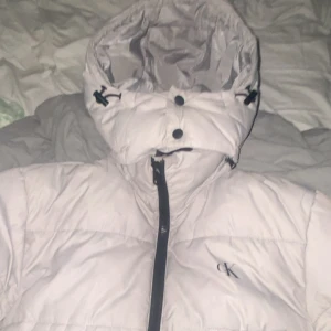 CALVIN KLEIN VINTER JACKA OCH EA7 EMPORIO ARMANI VINDJACKA -  EA7 Emporio Armani vindjacka (strl M) – lätt & snygg, perfekt in till vår/sommar.  Calvin Klein pufferjacka (strl S) – varm & stilren för höst/vinter. ✔️ Nypris över 2500 kr tillsammans! Tänker mig 1300 kr för båda, men öppen för bud! kan även mötas i vingåker/katrineholm.