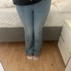  Flare/bootcut jeans  - Säljer ett par ljusblå jeans från 157 i modellen Snake Flare, storlek XS i short length. Passar för folk runt 160 cm.  Säljer dessa eftersom de inte kommer till användning och ligger i garderoben. Prislappen är däremot borttagen men har aldrig använts. Hör av er vid intresse eller frågor!