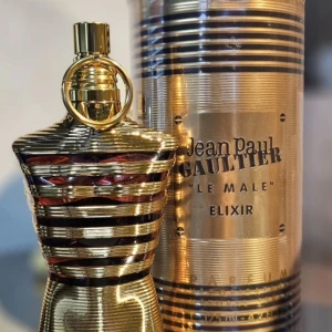 ♠️Jean Paul Gaultier - Le Male Elixir (75ml) - HELT NY, ALDRIG ÖPPNAD - Jean Paul Gaultier Le Male Elixir är en ikonisk parfym i en ikonisk guldig metallburk och flaska formad som en manlig torso med svarta ränder. Flaskan rymmer 75 ml 