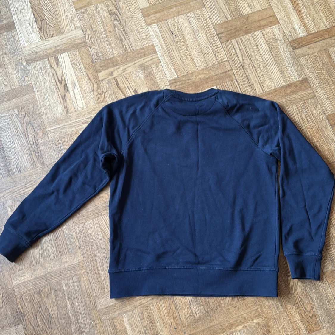 Mörkblå GANT sweatshirt med brodyr - 2
