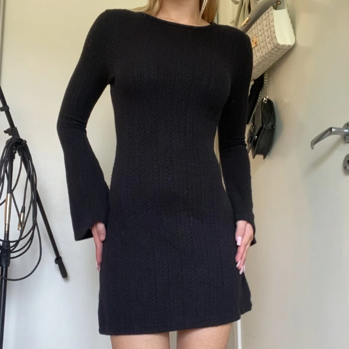 Svart stickad kortklänning med öppen rygg - 1