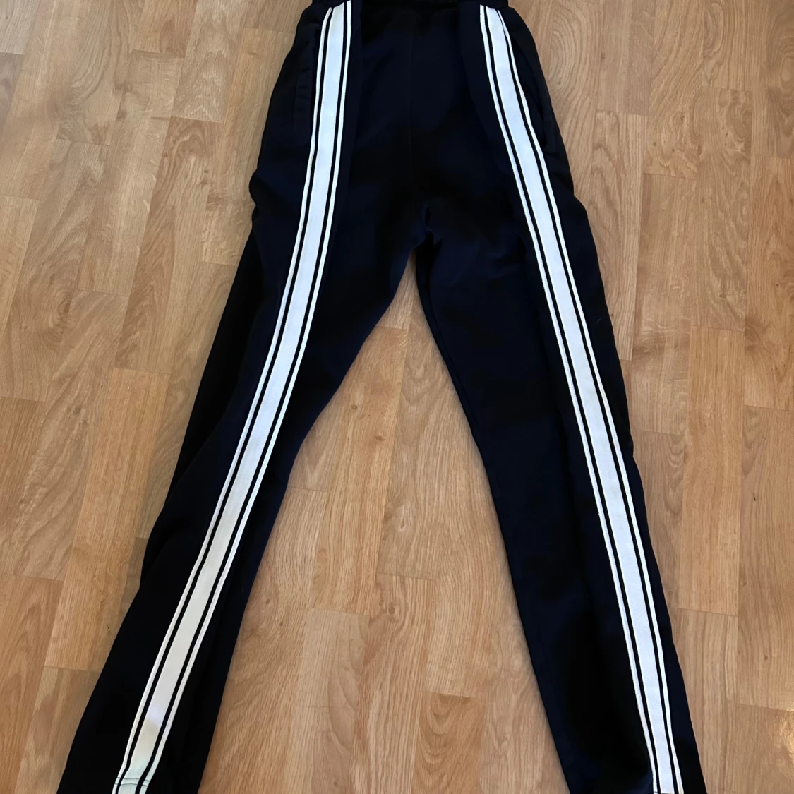 Svarta mjukisbyxor Xside med vita ränder - 3