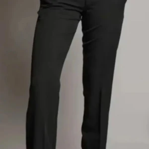 Svarta kostymbyxor med raka ben - Snygga svarta kostymbyxor från bikbok,säljer då de va lite stora på mig, jag är 167 och de är lite långa på mig. De är enbart testade! Pris kan diskuteras