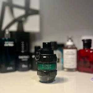 Spicebomb Night Vision från Viktor & Rolf -  Spicebomb Night Vision från Viktor & Rolf.20ml kvar ungefär!! Flaskan är 50 ml. Nypris 1200!! Tar emot byten.. skriv om frågor eller mer bilder. Pris kan diskuteras((