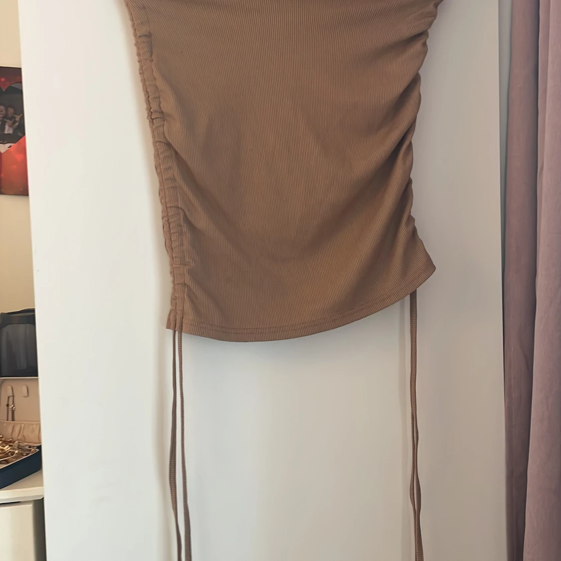 Beige ribbad kortkjol med snörning