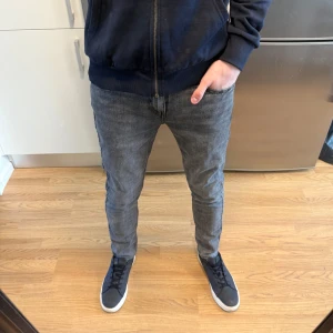 Levi’s 502 Jeans - Sjukt snygga gråa Levi’s 502 Hi-Ball jeans i mycket fint skick. Storlek: W28/L32. Mått - Midja: 36cm Benlängd: 100cm. Hör av dig vid funderingar!🤩