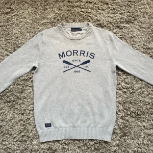 Stickad Morris tröja - Säljer denn riktigt snygga stickade Morris tröjan!⭐️Storlek S passar S!🤝Skick = 9,5/10!👍Hör gärna av er om ni har funderingar!🙌