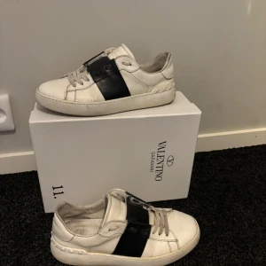 Valentino opens svarta - Tröttnat på valentinos pch är sugne pä nått nytt, bara höra av dig vid frågor