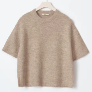 Beige stickad kortärmad tröja - Snygg tröja i nyskick från Gina Tricot, säljs då den knappt används. slutsåld
