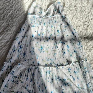 Somrig klänning - Superfin somrig klänning från Gina Tricot som endast har använd två gånger. Pris går absolut att diskuteras🩶