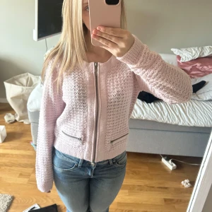 Ljusrosa stickad cardigan jacka - Super fin cardigan från isolde storlek s men skulle säga liten i strorlekne 😊 lite noppig 