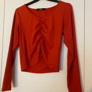 Röd ribbad långärmad topp Bik Bok - använd fåtal gånger 