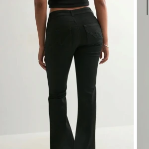 Svarta bootcut jeans med låg midja - Snygga svarta jeans med bootcut passform, låg midja och fickor med fina detaljer. Använda 1 gång, i perfekt skick, köpta nyligen men behåller inte pga att längden inte var bra på mig.🩷Pris kan diskuteras, skriv om ni är intresserade☺️
