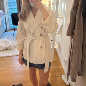 Beige trenchcoat med bälte - Snygg beige trenchcoat från nakd. Strl xxs. Nypris 900 kr. Säljer för 300❤️