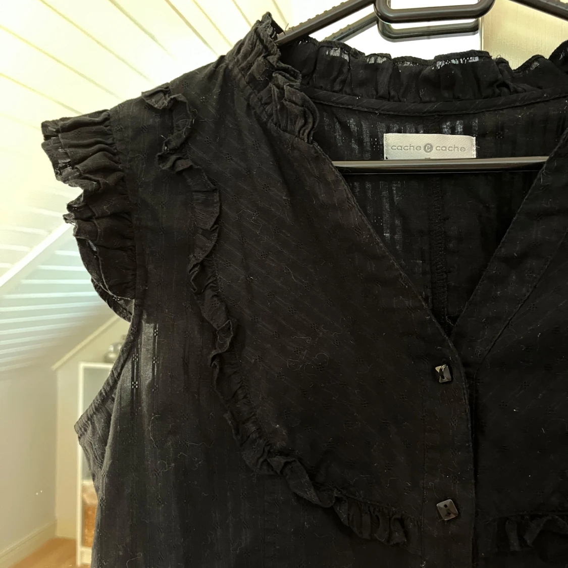 Svart broderad volangtopp  - 3