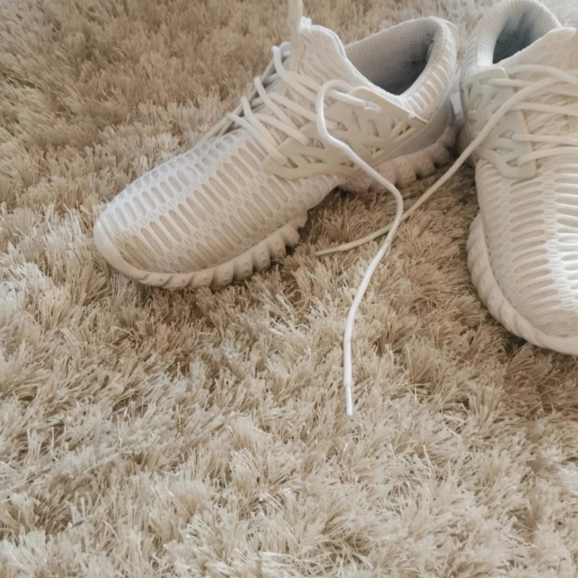 Vita sneakers med mesh och snörning - 1