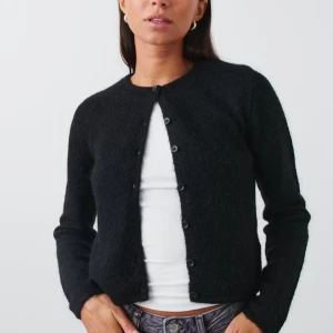 Svart kofta i ull med knappar från Gina Tricot - Säljer min kofta ifrån Gina tricot, säljer den för 299 då jag köpte den för 400 och den är i väldigt bra skick då jag inte använt den så mycket men pris kan absolut diskuteras! Den är i storlek m men sitter som S.