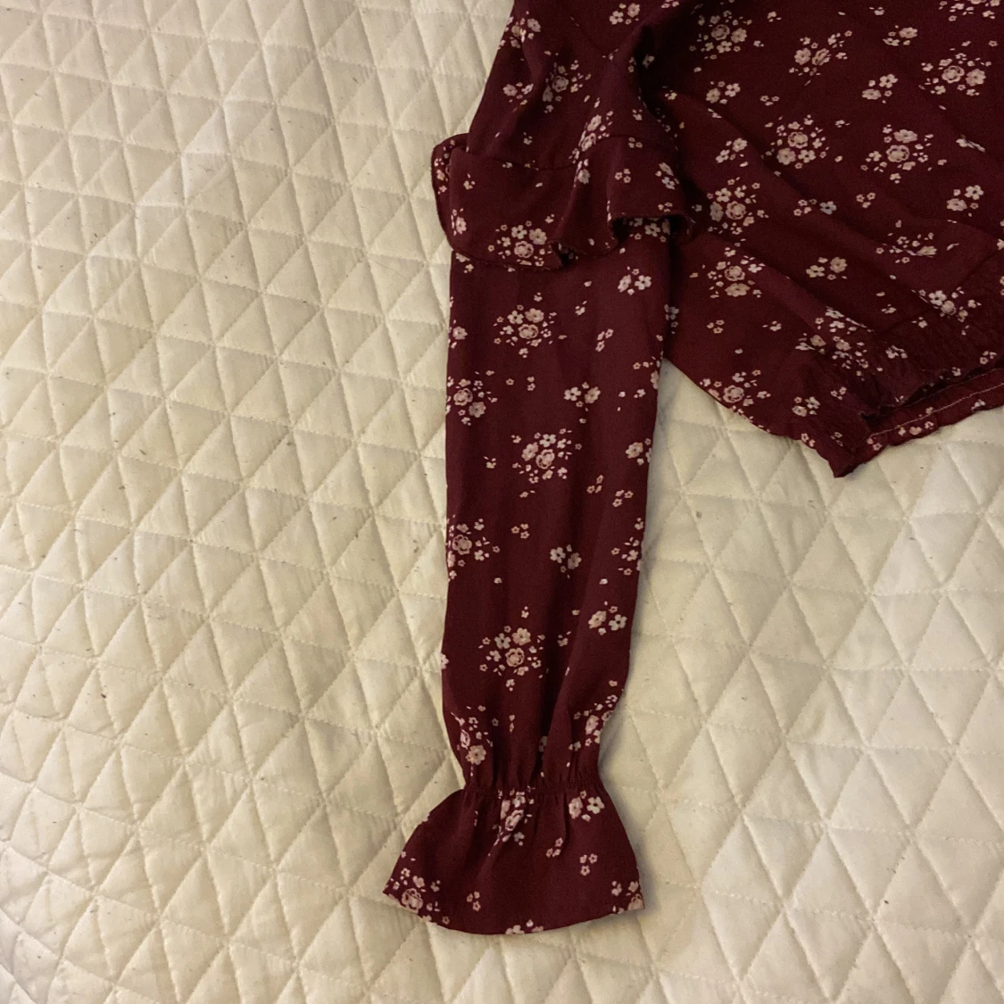 Vinröd blus med blommor i storlek 158 - 3