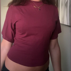Vinröd top  - Säljer en vinröd top från Lager157 i storleck XS! Använd fåtal gånger men inga tecken på användning❤️❤️❤️ pris kan diskusteras!