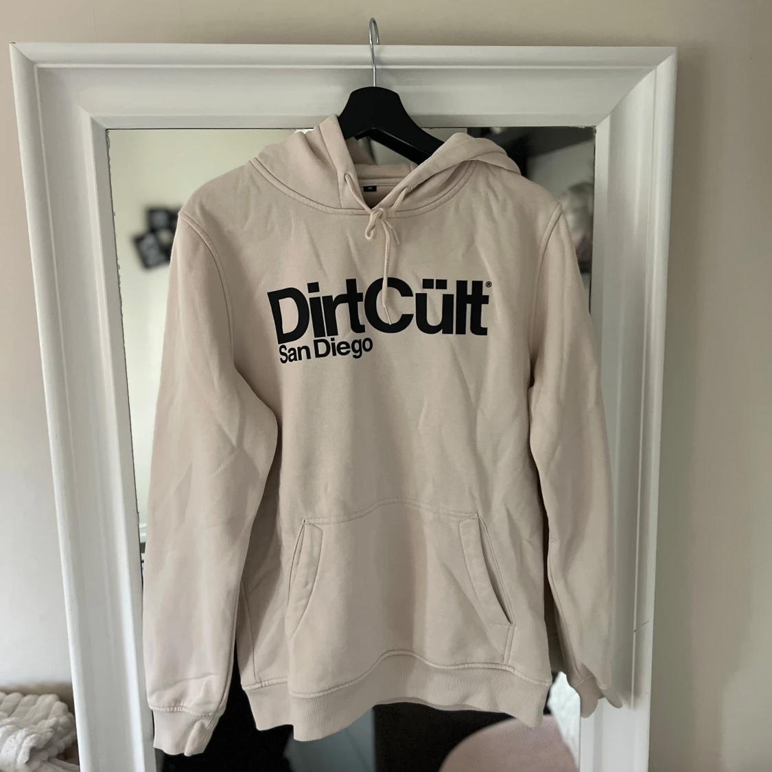 Beige Dirt Cult hoodie med tryck - 1