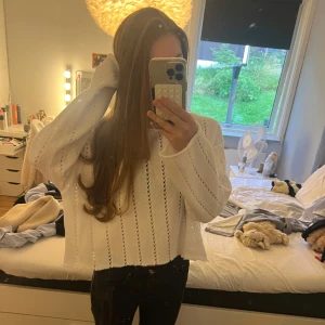 Vit stickad tröja - Jättesöt stickad tröja från lager 157! Passar jättebra nu på kyliga kvällar och senare till hösten. Tröjan är avklippt längst ner. Skriv för fler bilder!