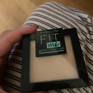 Maybelline Fit Me Matte + Poreless puder - Maybelline Fit Me Matte + Poreless puder i färgen 120 Classic Ivory. Kompaktpuder i fyrkantig svart dosa med spegel och medföljande svamp. Ger en matt finish och jämnar ut huden, perfekt för normal till oljig hud.