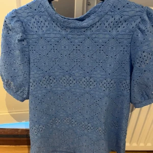 Blå spetsblus från Vila! - Supersöt blå blus från Vila i storlek XS.  Perfekt för dig som vill ha en feminin och trendig look. Säljes då den inte kommer till användning längre.