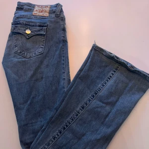 True religion jeans joey  - True religion joey low rise flare, är i fint skick förutom lite slitna nere vid benen. Väldigt fina jeans och mjuk denim. Säljer till min dotter då dom är för stora för henne. 