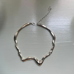 Pilgrim ”moon” halsband - Statementhalsband från pilgrim 💕 38-47 cm justerbar längd 🫶🏻 Silverfärgad, men färgen har börjat bli mer av en blek/ljus guldfärg (jämför med silverringarna på sista bilden) ❤️originalpris 599 kr 💕 Äkta silverplätering