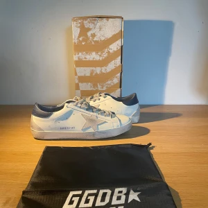 Golden Goose helt nya - Ett par riktig feta Golden Goose helt nya storlek 42 funkar med 