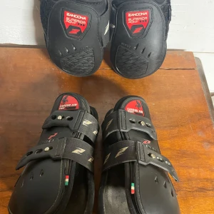 Zandona benskydd  - Bra skick!🌟 Stl: S/Ponny. (Det går att köpa skydden separat också) såklart billigare då! Rengörs självklart innan försäljning!!