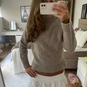 Stickad tröja  - Så så fin stickad polotröja från Wera!! 100% ull, jättefint skick💞Skriv för fler bilder mm, nypris 800kr!!